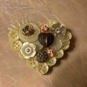 HMK CDS vintage heart shaped pin resin/hard plastic. It is made of buttons